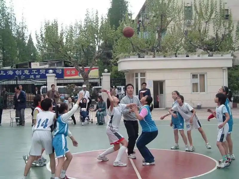 蹦床篮球比赛_蹦床篮球冠军有哪些人参加_篮球冠军蹦床参加人有几个
