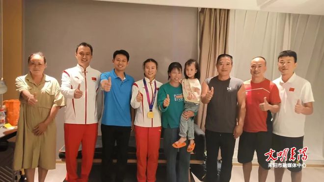 国家游泳冠军邓青松_游泳教练邓青松_中国游泳队邓青松