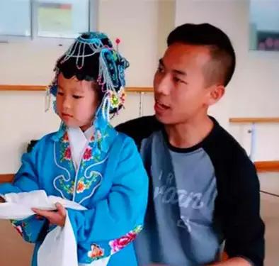 幼儿园篮球传球目标_幼儿园篮球传球类游戏规则_幼儿篮球传球游戏视频